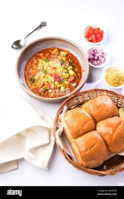 Misal Pav: Un piatto speziato e confortante che delizia i palati indiani!