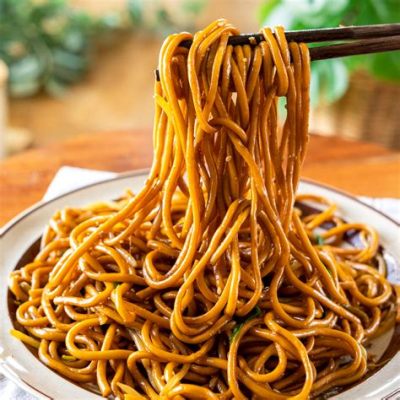  I Noodles di Zhangye: Un trionfo di sapori piccanti e la morbidezza avvolgente del brodo!