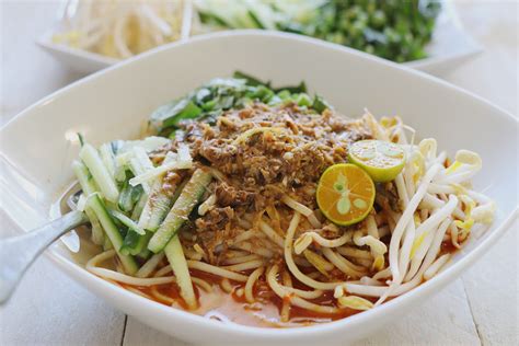  Laksa Johor: Una combinazione esplosiva di sapori piccanti e cremosi con una storia affascinante